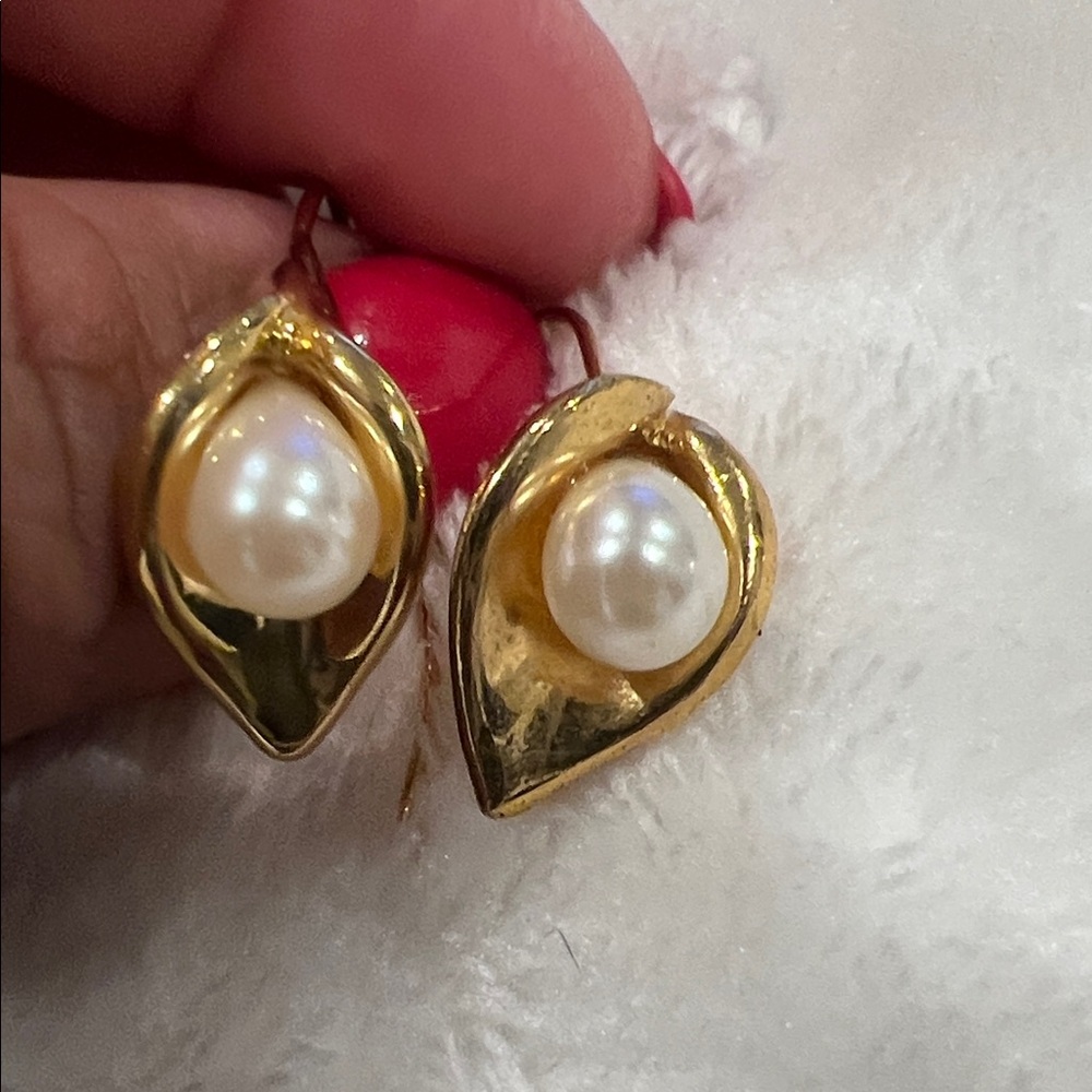 Vintage Lilly Gold and Pearl Drop Earrings - Picture 7 of 10